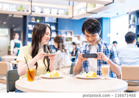 Young couple relaxing in a cafe Photo cooperation: Creadisce (Maruzen-Yushudo Co., Ltd.) Young couple relaxing in a cafe Photo cooperation: Creadisce (Maruzen-Yushudo Co., Ltd.) 116871488