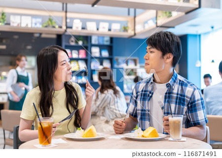 在咖啡廳放鬆的年輕夫婦 照片合作：Creadisce（丸善遊修堂株式會社） 116871491