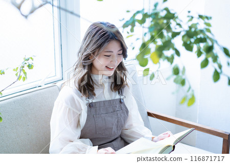 讀在沙發的一個少婦 116871717