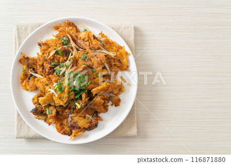 Crispy fried mussel pancake with egg 116871880
