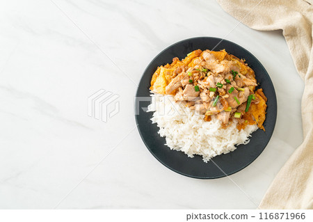 stir-fried pork with garlic and egg topped on rice 116871966
