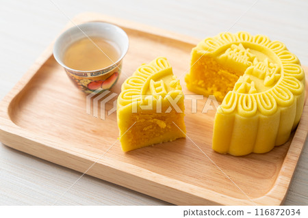 Chinese moon cake custard flavour 116872034