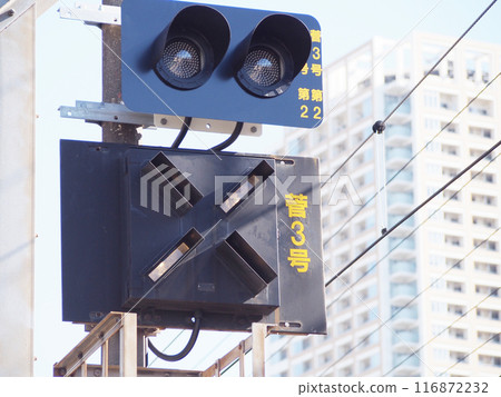 陽光明媚的日子裡的鐵路號誌 116872232