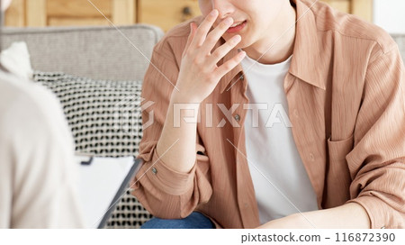 一名男子接受心理諮詢 116872390