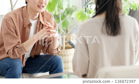 一名男子接受心理諮詢 116872397