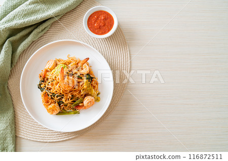 Stir-fried instant noodles sukiyaki with shrimps 116872511