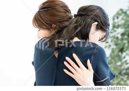 兩個女人擁抱 116872571