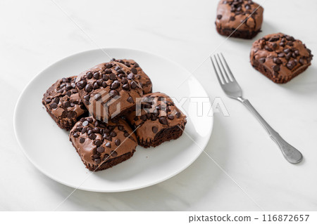 dark chocolate brownies topped by chocolate chips dark chocolate brownies topped by chocolate chips 116872657