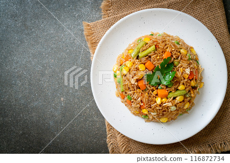 fried rice with green peas, carrot and corn 116872734