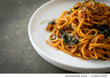 Stir Fried Spaghetti with Clam and Chilli Paste 116872905
