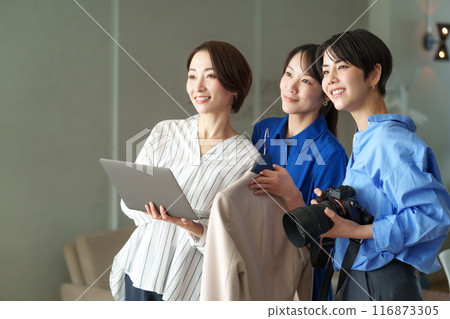 Woman middle Woman middle 116873305