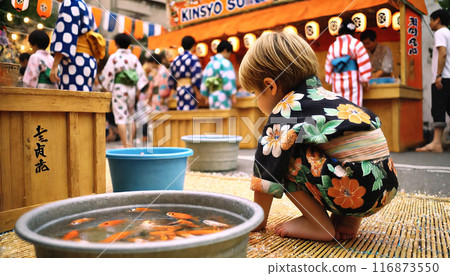 穿著浴衣的男孩喜歡撈金魚 穿著浴衣的男孩喜歡撈金魚 116873550