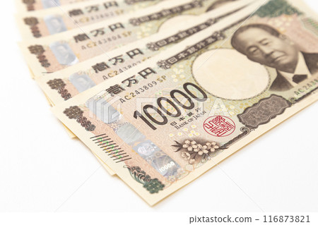 白色背景上的 10,000 日元鈔票 白色背景上的 10,000 日元鈔票 116873821