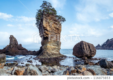 [Miyako City, Iwate Prefecture: Sannoiwa] The 50m tall Sannoiwa rock formation, which consists of Oiwa, Meiwa, and Taikoiwa, is a work of art created by the wind and waves. 116873853
