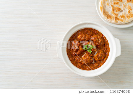 chicken tikka masala spicy curry meat food with roti or naan bread 116874098