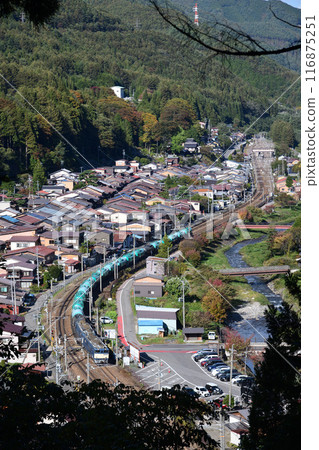 The streets of Narai-juku and a freight train on the Chuo West Line 116875251
