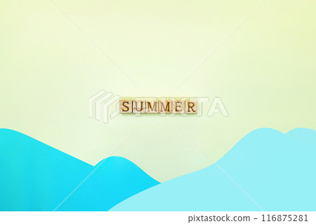 黃色沙灘上的一幀波浪圍繞著英語單字“夏天” 黃色沙灘上的一幀波浪圍繞著英語單字“夏天” 116875281