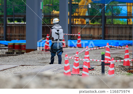 A person working at a construction site 116875974