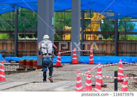 A person working at a construction site 116875976