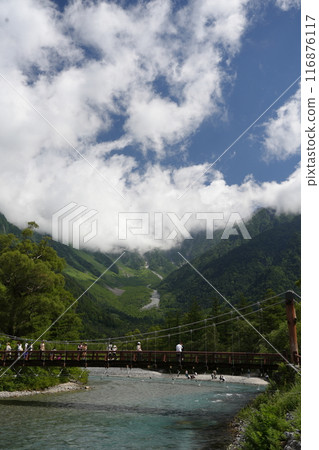 雲霧繚繞的穗高山脈～上高地合童橋 116876117