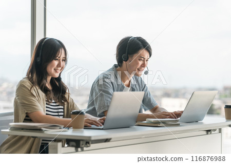 University students and high school students wearing headsets for correspondence education, English conversation classes, web conferences, online classes, and studying. 116876988