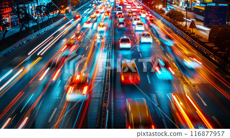 繁忙的夜間交通期間城市街道上的快速城市交通 繁忙的夜間交通期間城市街道上的快速城市交通 116877957
