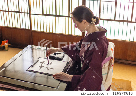 穿著和服練習書法的外國女子 穿著和服練習書法的外國女子 116878616