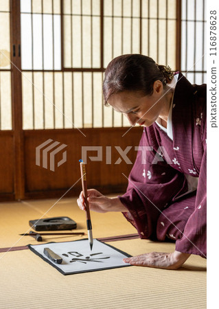 穿著和服練習書法的外國女子 116878628