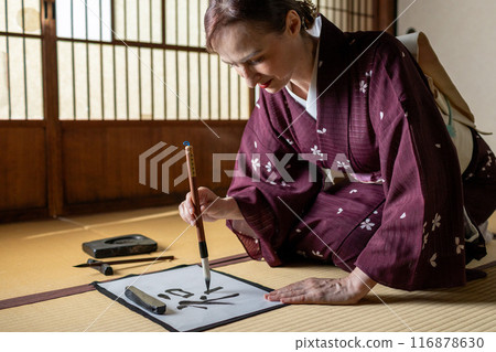 穿著和服練習書法的外國女子 116878630