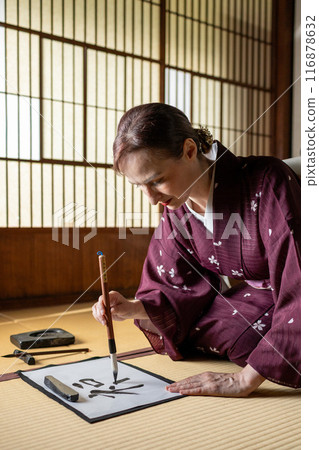 穿著和服練習書法的外國女子 116878632