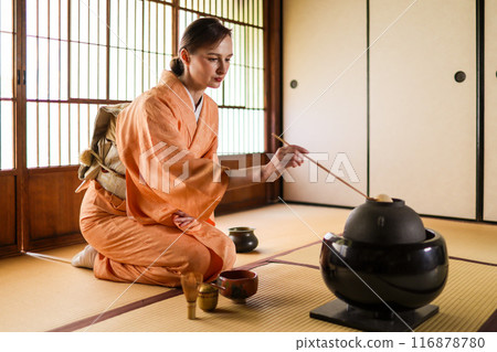 身穿和服的外國女子正在表演茶道 116878780