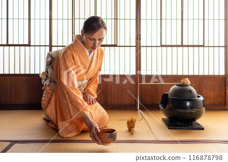 A foreign woman in a kimono performing a tea ceremony 116878798