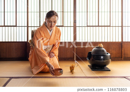 身穿和服的外國女子正在表演茶道 116878803