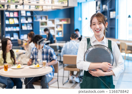 在咖啡館工作的年輕女子攝影合作：Creadisce（丸善湯堂株式會社） 116878842