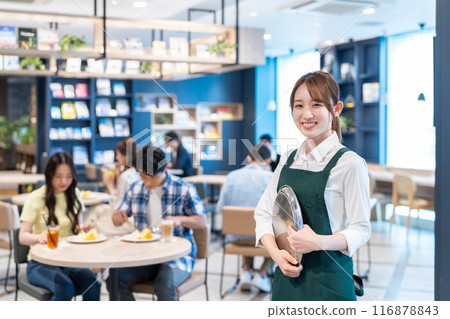 在咖啡館工作的年輕女子攝影合作：Creadisce（丸善湯堂株式會社） 116878843