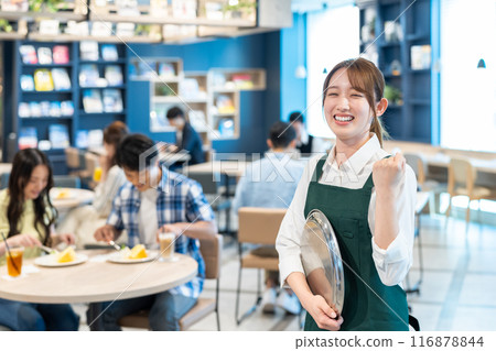 A young woman working at a cafe. Photo courtesy of Creadisce (Maruzen-Yushodo Co., Ltd.) 116878844