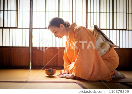 A foreign woman in a kimono receiving tea ceremony 116879209