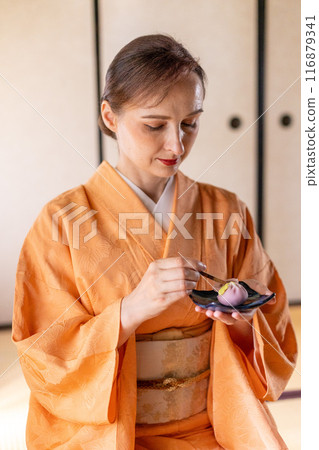 穿著和服的外國女子收到糖果 穿著和服的外國女子收到糖果 116879341