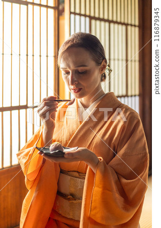 穿著和服的外國女子收到糖果 穿著和服的外國女子收到糖果 116879345