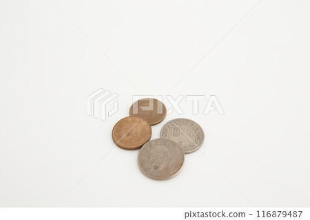 一點舊世界貨幣系列，台灣元硬幣，採取白色背景 116879487