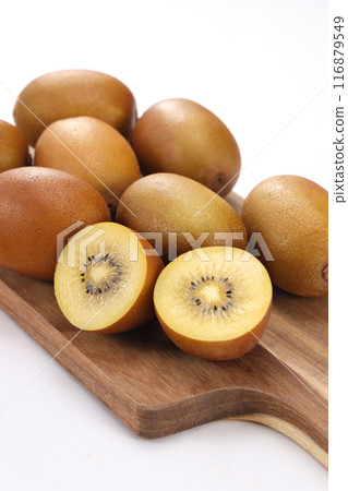 Cut gold kiwi fruit Cut gold kiwi fruit 116879549