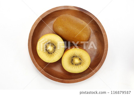 Cut gold kiwi fruit Cut gold kiwi fruit 116879587