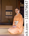 一位穿著和服的外國女人坐在壁龕前 116879647