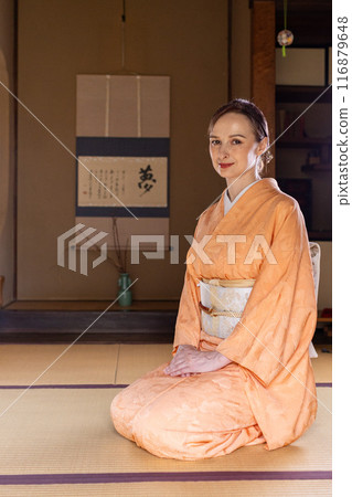 一位穿著和服的外國女人坐在壁龕前 一位穿著和服的外國女人坐在壁龕前 116879648