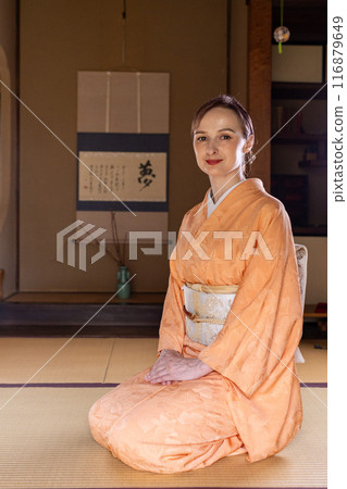 一位穿著和服的外國女人坐在壁龕前 一位穿著和服的外國女人坐在壁龕前 116879649