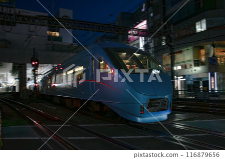 Express train running through the city at night 116879656