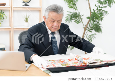 一名男子評估回收和採購 116879793