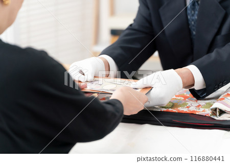 Pawnshop, face-to-face, purchase, money, on hand 116880441