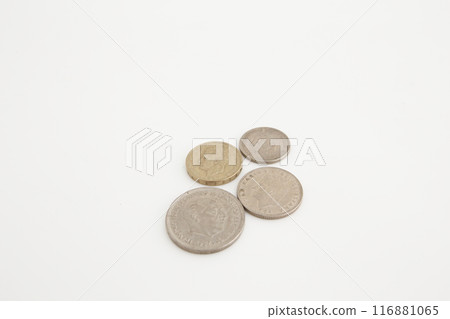 白色背景西班牙比塞塔上的舊世界貨幣系列 白色背景西班牙比塞塔上的舊世界貨幣系列 116881065