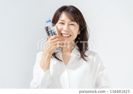 拿著塑膠瓶水化的婦女 116881825